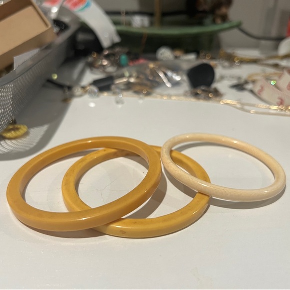 3 Vintage Bakelite Bangles - Yellow and Cream - Picture 2 of 11